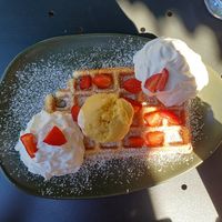 Waffel mit Vanilleeis, Sahne und Erdbeeren at Ich Bin So Frey in Landau