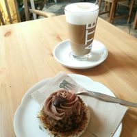 Vegan cupcake and latte at Ich Bin So Frey in Landau