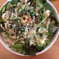 „Monk Bowl“ mit Sprossen, Reis und Krautsalat untendrunter, sehr leckeres Tahin-Dressing! at Ich Bin So Frey in Landau