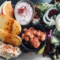 Griechische Platte mit Tzatziki, Kartoffeln , Weiße Bohnen mit Soße, Hummus, gefülltes Weinblatt, Oliven Peperoni und verschiedene frische Salate. 😍🤩 at Ich Bin So Frey in Landau