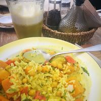 Plato vegano, arroz, verduras, garbanzos y curry at Blat Picat in Formentera