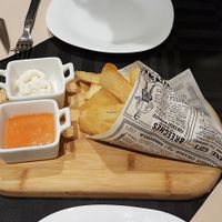 Yuca frita con salsas veganas at DETACON in Huesca