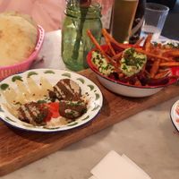 Meerdere gerechten at Hummus in Delft