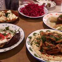 Meerdere gerechten at Hummus in Delft