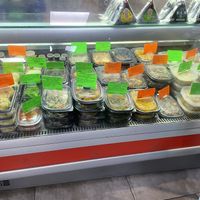 Prepared foods: Green labels appear to be vegan, red labels appear to have meat. Ingredients are listed on the card.   at Nan-yea Market in Madrid