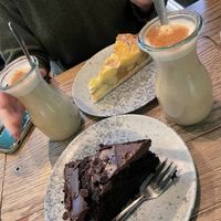 Chai tea latte, Apfel-und Schokokuchen  at Hommage in Cologne