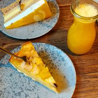 Vegan apple cake and non-vegan mango cake at Hommage in Cologne