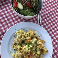 Vegane Kässpatzen und Salat at Huendeleskopfhuette in Pfronten-kappel