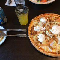 Vegan kebab-pizza with vegan garlic-sauce at La Famiglia in Gavle