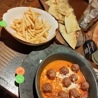 vegan garlic bread, meatless balls in sauce and chips at Zizzi in Bournemouth