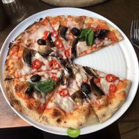 Vegan Margarita with olives, red chillies and mushrooms 😋 at Zizzi - Highcross in Leicester