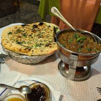 Dhal y pan de ajo. Las salsas son de las pakoras at Indian Palace in Sintra