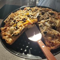 Melhor pizza vegana do mundo ! Atendimento maravilhoso ! Pessoas simpáticas e lugar bem diferente, com um trem q passa ao lado . at Silver Beach Pizza in St Joseph