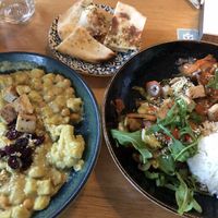 Kichererbsencurry mit Naan-Brot und Gemüsewok mit Reis  at Alex Kitchen in Husum