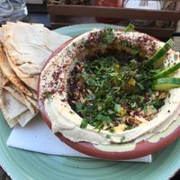 Humusteller mit Mandeln und Fladenbrot at Memo Bistro in Dresden
