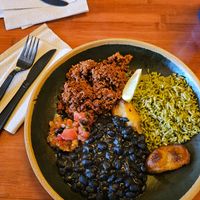 Para virar vegano é necessário pedir para tirar o queijo do Rice Bowl Chorizo. at Universal Studios - Thunder Falls Terrace in Orlando