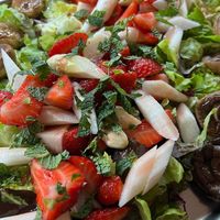 Blattsalate, Spargel, Erdbeeren, Minze an Erdbeer-Pfeffer-Crema at Refugio in Unna