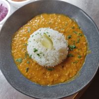 Jede Woche ein veganes Gericht auf der Karte wie dieses indische Linsendal mit Reis at Refugio in Unna