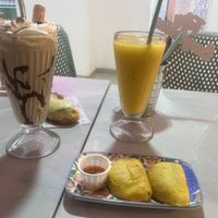 Jugo de mango, arepas, chocolate milkshake   at Frambuesa Pastelería Vegan in Bogota