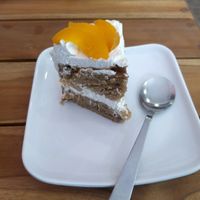 vanilla peach vegan cake at Frambuesa Pastelería Vegan in Bogota