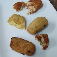 Croquetas veganas de zanahoria (arriba), curry (medio) y espárragos (abajo) (vienen 6) at La Pascuala in Madrid