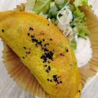 Empanada aromatizzata al limone ripiena di tofu e funghi con insalata e salsa yogurt at L'Essentiel Chez Raphael - Food Truck in Strasbourg