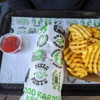 Falafel nit Riffelpommes at What The Pitta in London