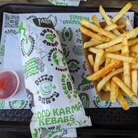 Döner mit normalen Pommes at What The Pitta in London