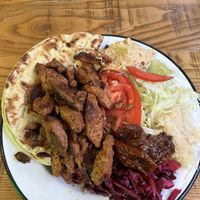 Non-meat, pita, cavolo rosso, pomodori secchi, hummus, pomodori, crauti  e insalata   at What The Pitta in London