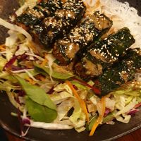 Seitan auf Salat mit Nudeln at Chay Umi in Berlin