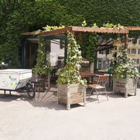 Outdoor seating at vlinder.bio in Solothurn