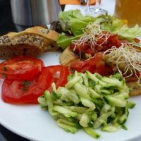 Barbecue-Vorspeise vom Salatbuffet: Antipasti, Bruschetta und verschiedene Salate at Zum Alten Kurhaus at Jugendstilhotel Trifels in Annweiler