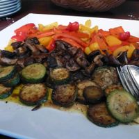 Hausgemachte Antipasti beim Barbecue-Buffet.  at Zum Alten Kurhaus at Jugendstilhotel Trifels in Annweiler