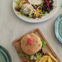Tofu à Portuguesa e hamburguer vegan at Ateliê 47 in Silves