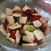 Vegan mozzarella salad at Pizzeria Pasta Da Nando in Perpignan