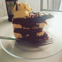 Cocolate/caramel cake 🤤 For once it wasn't me eating the food before taking the picture , I got it on ke this😅 at De Aca in San Jose