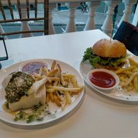 Hamburguesa y Wrap de pizza at De Aca in San Jose