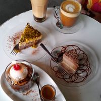 cappuccino, tarta de maracuyá, tarta de chocolate con caramelo y affogato at De Aca in San Jose