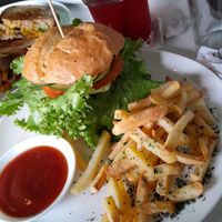 hamburguesa at De Aca in San Jose