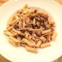 Pasta con salsa del día (= nata + verduras salteadas) at Organic's in Sevilla