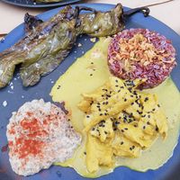 Combinat d'Heüra al curry amb arròs, pebrot i babaganush at Lua in Cadaques