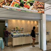 Variedade de alimentos no balcão  at Nutri Vida in Brasilia