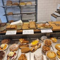 Counter (note - not all vegan) at Bakkerij Goeiemorgen in Berchem