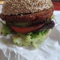 "de dappere burger" een sesambroodje met een sojaburger, zelfs nog lekkerder dan verwacht! 🤤 at Bakkerij Goeiemorgen in Berchem