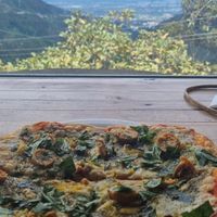 Chorizo and caramelised onion pizza at Tandana in Quito