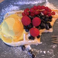 Vegane Waffel mit Mangoeis und Beeren  at Bosek's Salt & Sugar in Wagrain