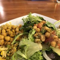 Salad, rice and chickpeas as a starter 😋 at Lazeez Indian-Mediterranean Grill in Las Vegas
