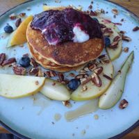 Pannenkoeken met fruit, pecannoten, syrup, compote en room at BROEI in Utrecht