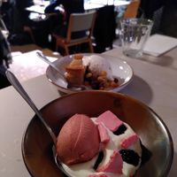 Round 4: thick yoghurt with fruits & applepie with ice cream at BROEI in Utrecht