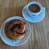 cinnamon bun and coffee at BROEI in Utrecht